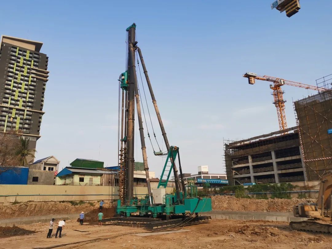柬埔寨首台三轴连续墙钻机正式施工
