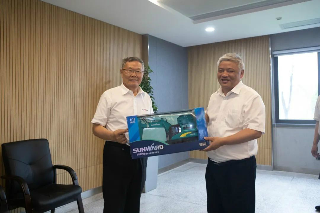 湖南黄金集团董事长黄启富一行考察星际官网注册智能