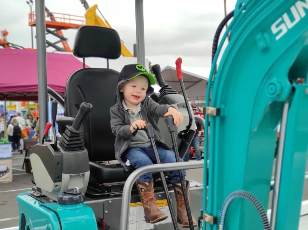 星际官网注册智能全新亮相美国工程机械展