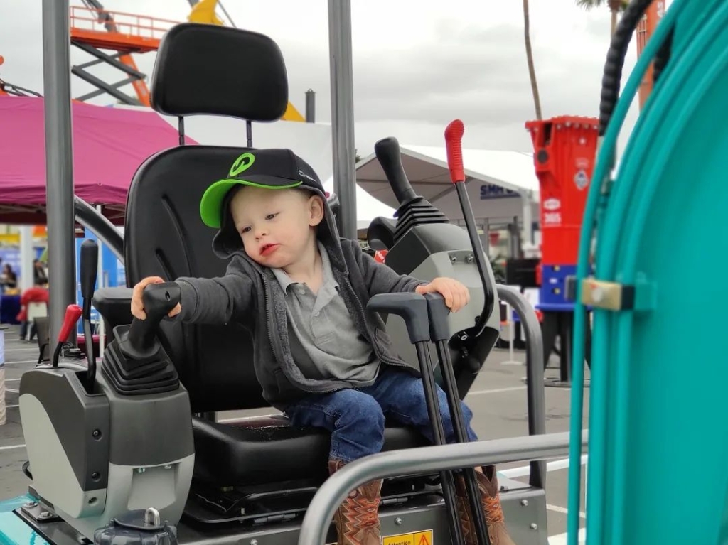 星际官网注册智能全新亮相美国工程机械展