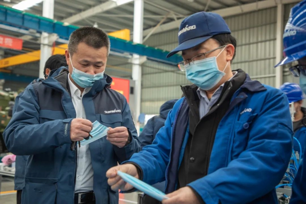 星际官网注册智能首台口罩机交付客户