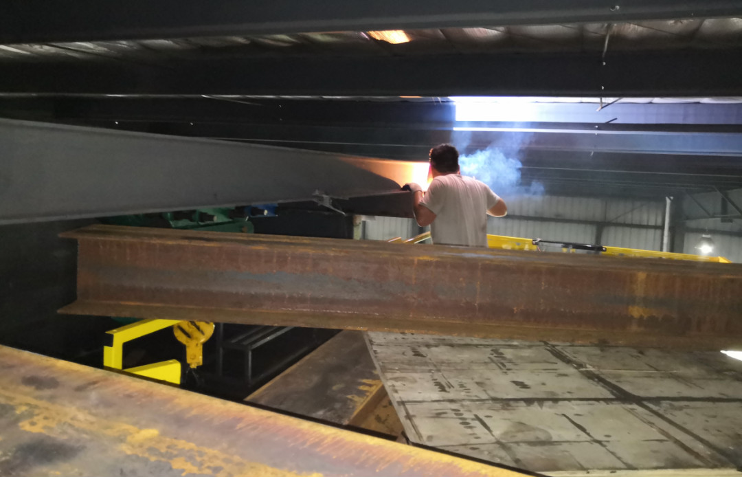 威武！大气！稳定！星际官网注册智能越野剪叉式高空作业平台解客户难题