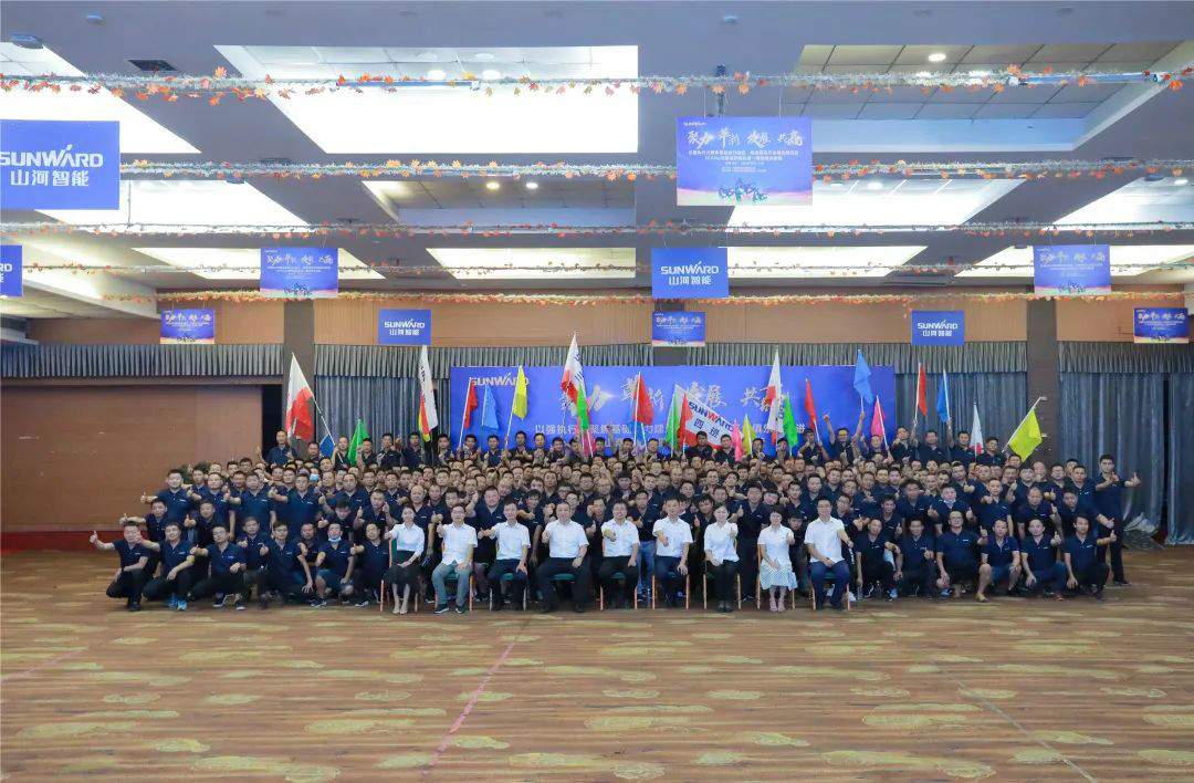 向挖掘机万台俱乐部迈进——星际官网注册智能2020年度挖掘机营销训练营开营