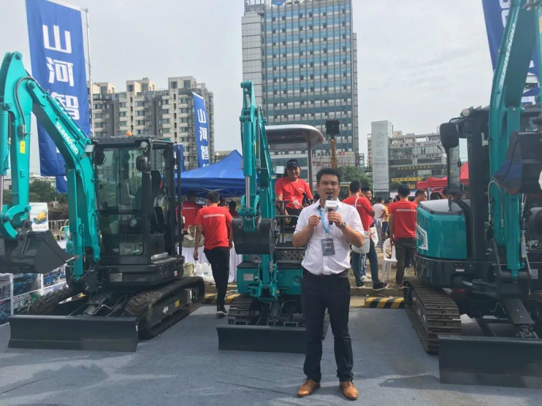 2020全球微挖大会 星际官网注册智能精品微挖赢得满堂彩