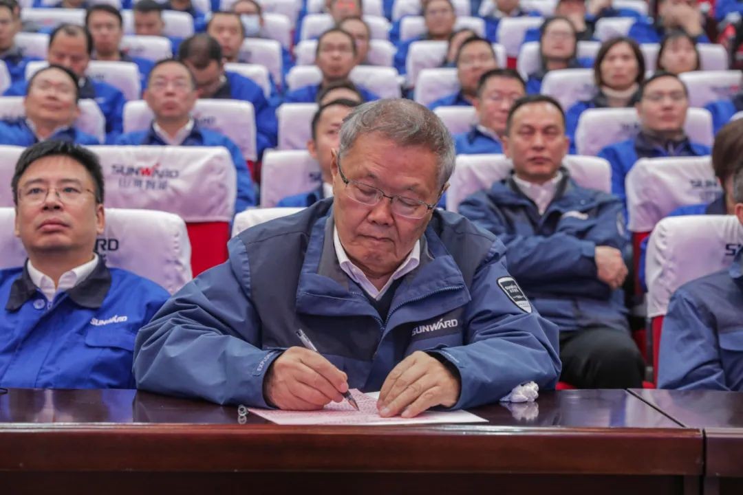 星际官网注册智能召开全国劳动模范郝鹏载誉归来分享会