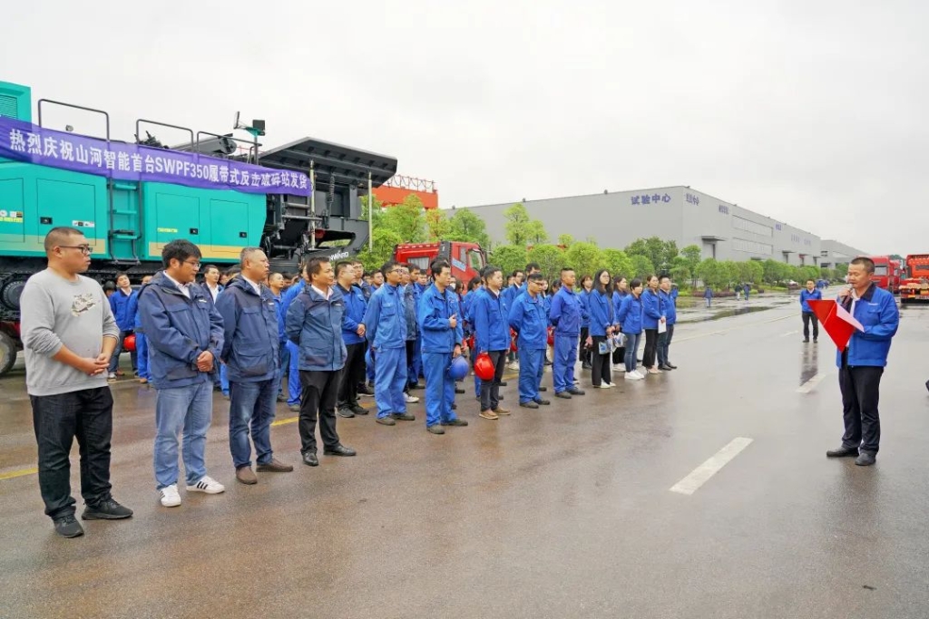 星际官网注册智能首台履带式反击破碎站发货