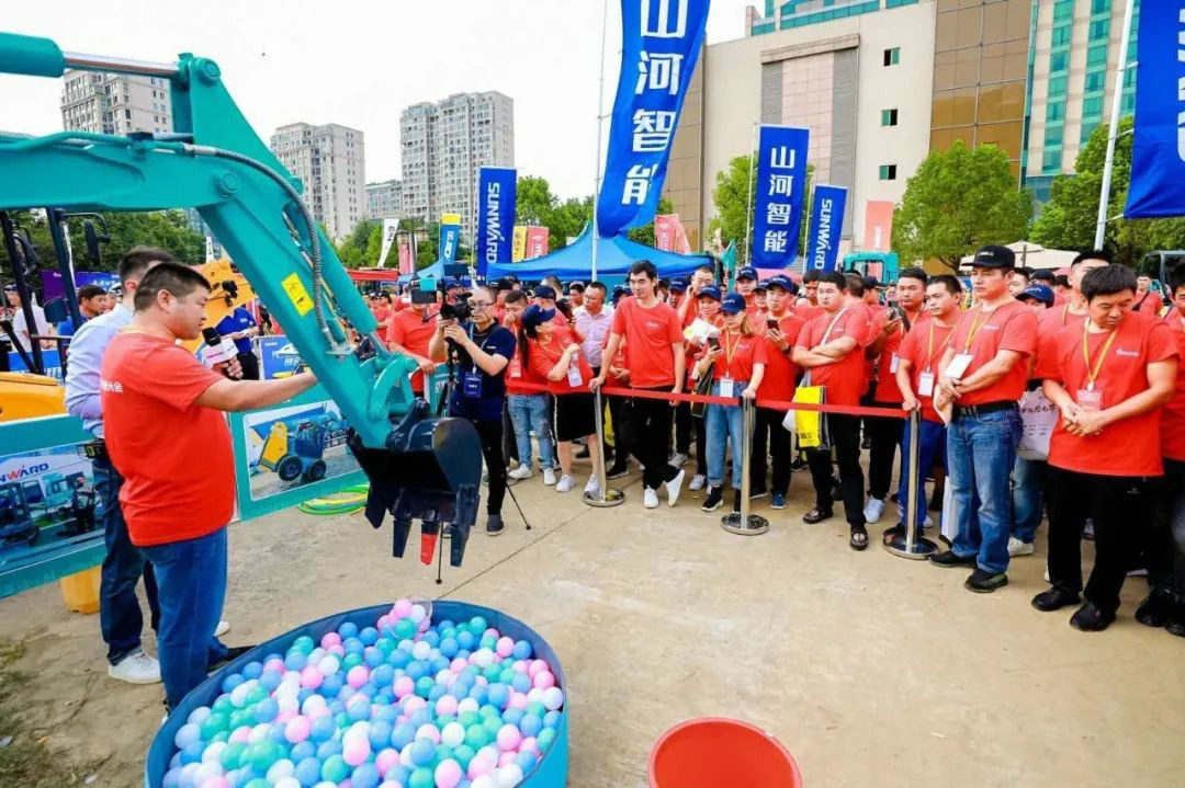 2020全球微挖大会 星际官网注册智能精品微挖赢得满堂彩