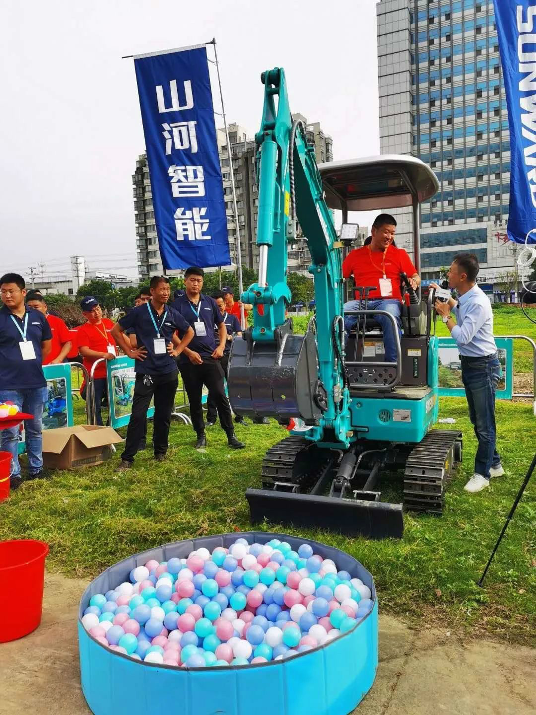 2020全球微挖大会 星际官网注册智能精品微挖赢得满堂彩