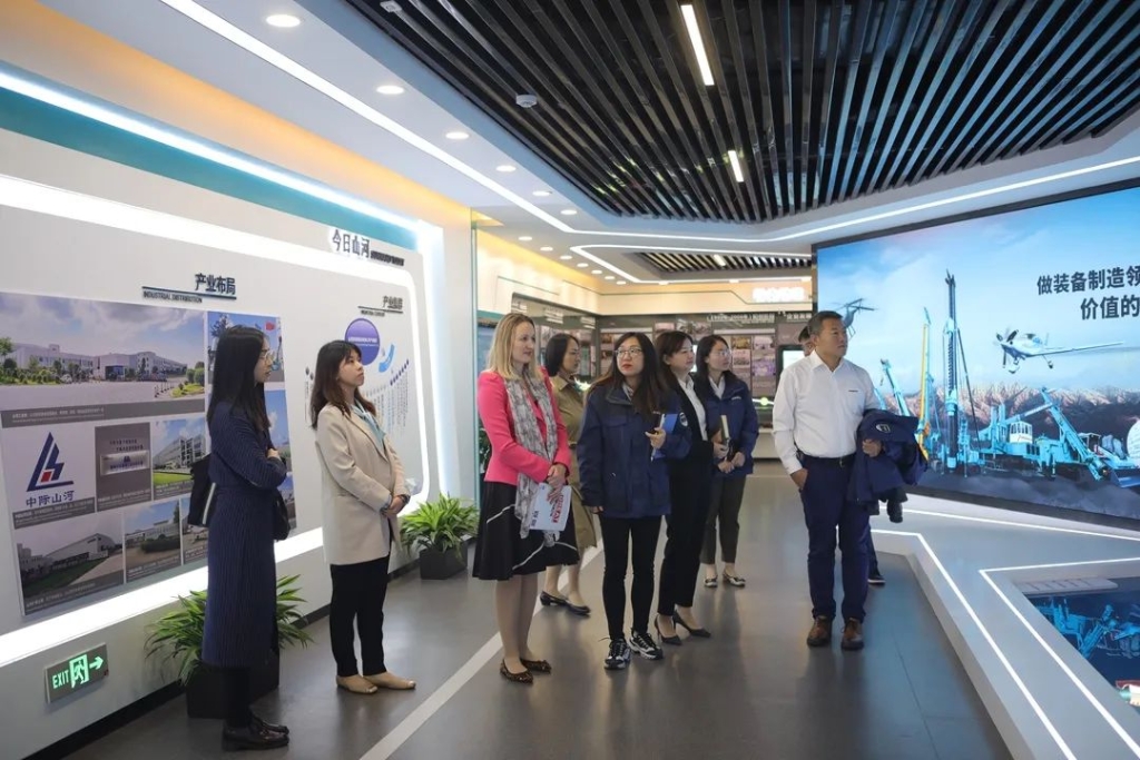 英国驻广州总领事贺颂雅考察星际官网注册智能