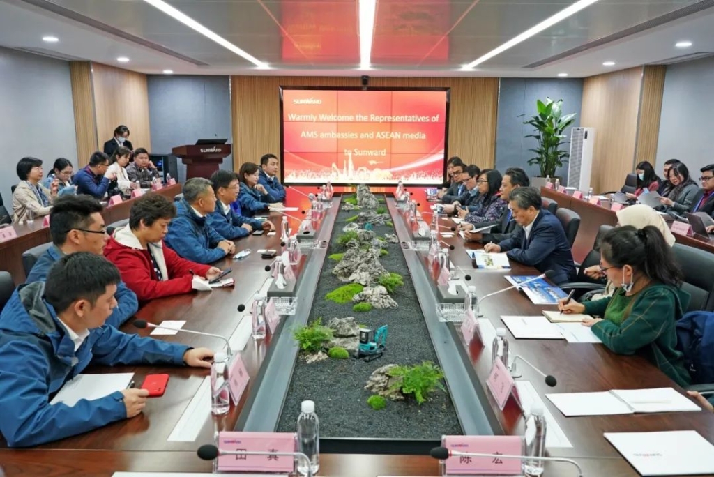 东盟联合参访团考察星际官网注册智能