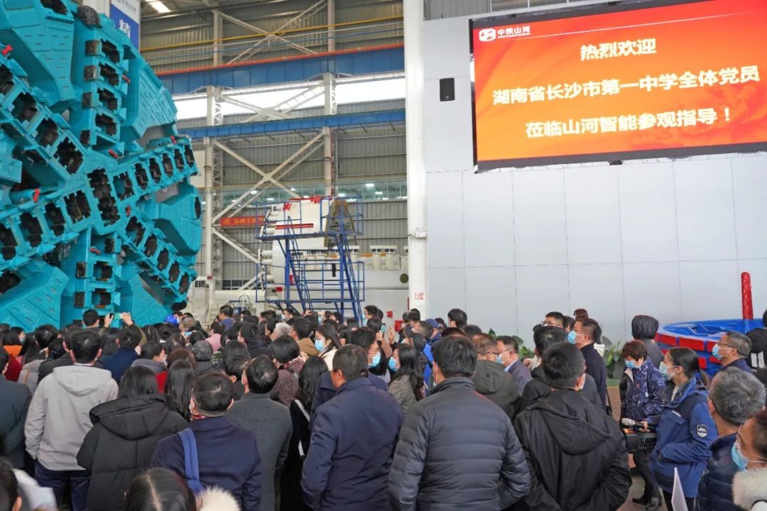 长沙市一中赴星际官网注册智能开展主题党日活动