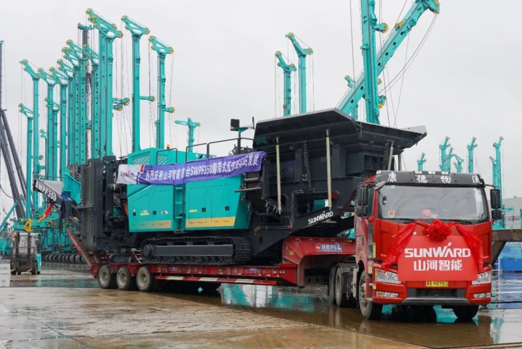 星际官网注册智能首台履带式反击破碎站发货