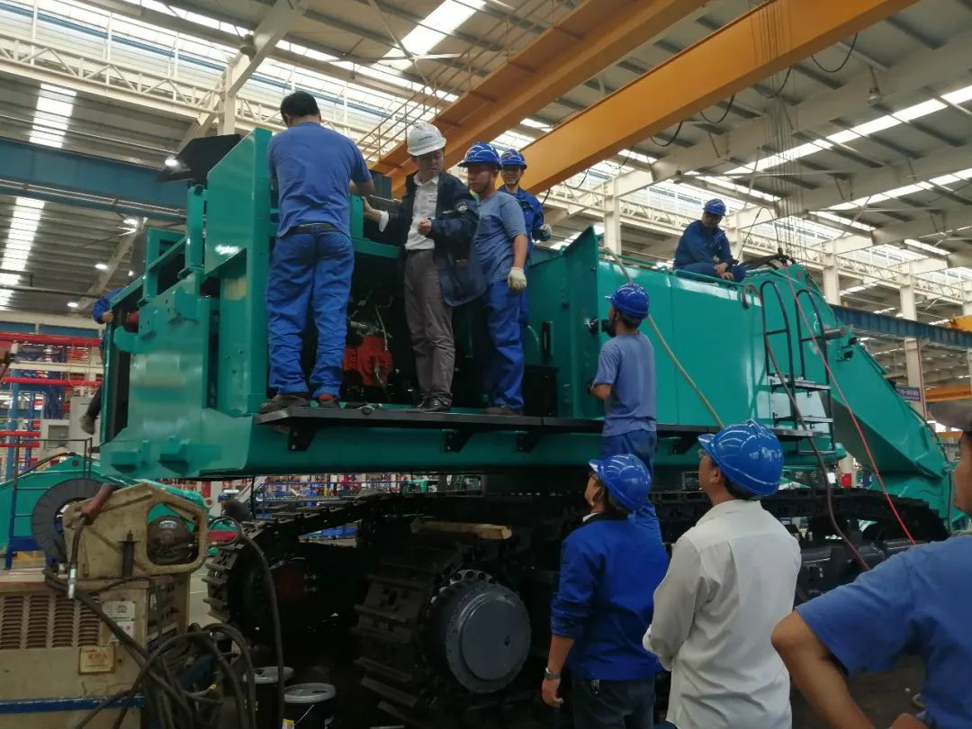 创新再出成果！星际官网注册智能超大型履带式液压挖掘机下线