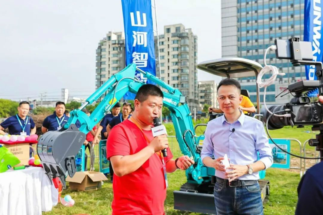 2020全球微挖大会 星际官网注册智能精品微挖赢得满堂彩