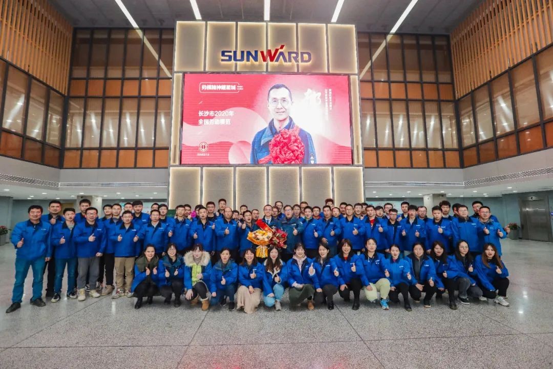 星际官网注册智能召开全国劳动模范郝鹏载誉归来分享会