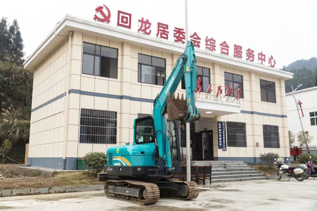 校企合作精准扶贫，产教融合振兴乡村 | 星际官网注册智能向合作院校对口扶贫点捐赠挖掘机