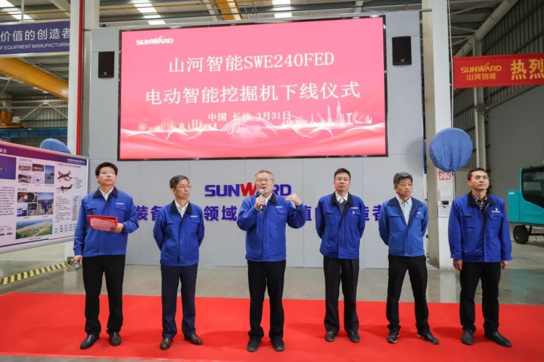 全国首台！星际官网注册智能SWE240FED电动智能挖掘机下线