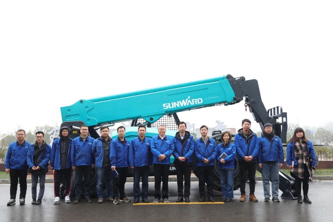 星际官网注册智能SWTH1056伸缩臂叉装车新机下线