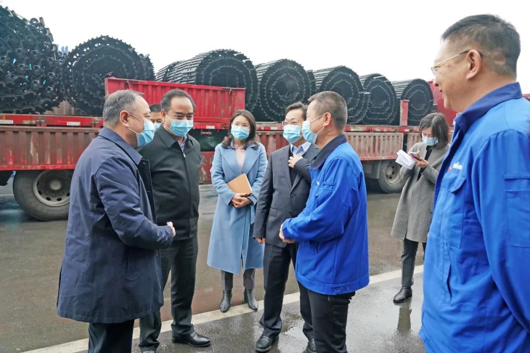 张庆红慰问星际官网注册智能困难党员