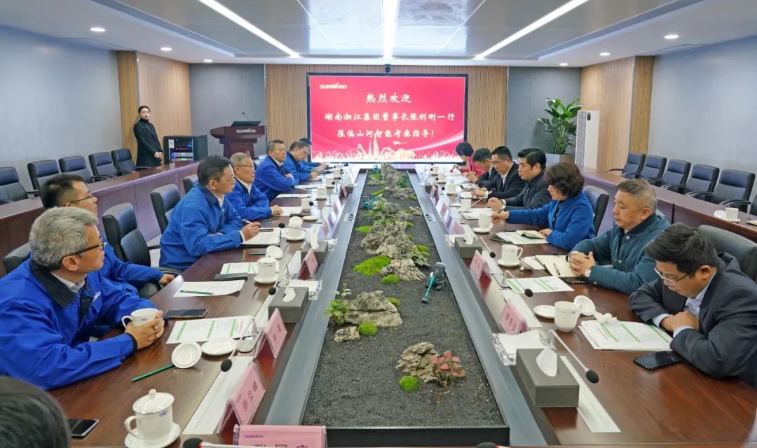 湘江集团党委书记张利刚率队考察星际官网注册智能