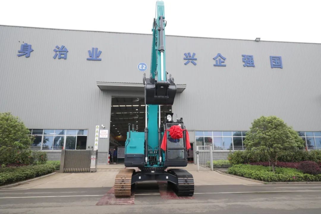 全国首台！星际官网注册智能SWE240FED电动智能挖掘机下线