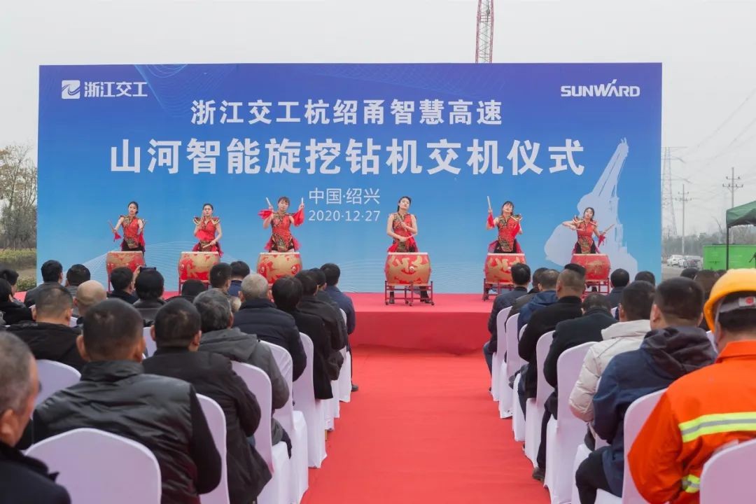 星际官网注册智能旋挖钻机全面参建中国首条智慧高速公路