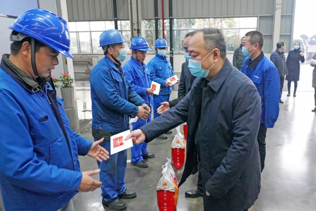 张庆红慰问星际官网注册智能困难党员