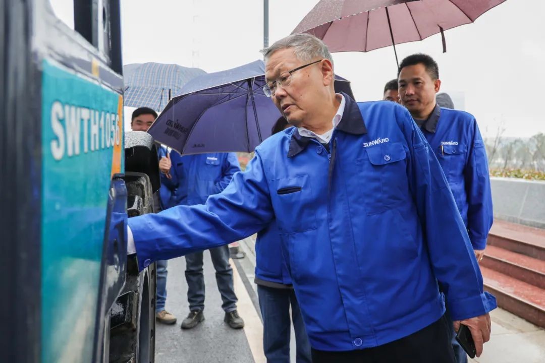 星际官网注册智能SWTH1056伸缩臂叉装车新机下线