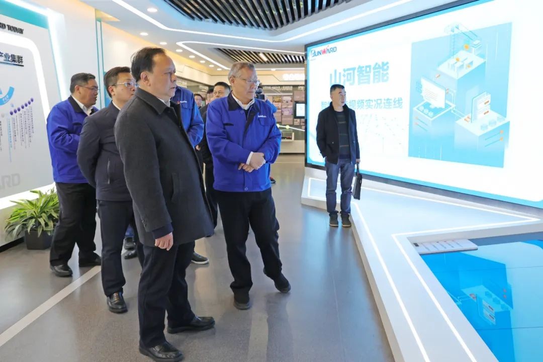 周农在星际官网注册智能调研时强调：企业工会要大力培养劳模和工匠