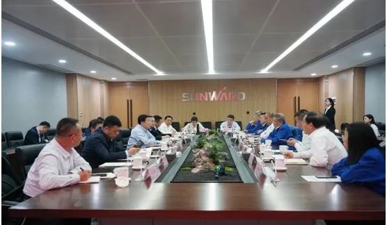 鄂尔多斯市委书记牛俊雁考察星际官网注册智能