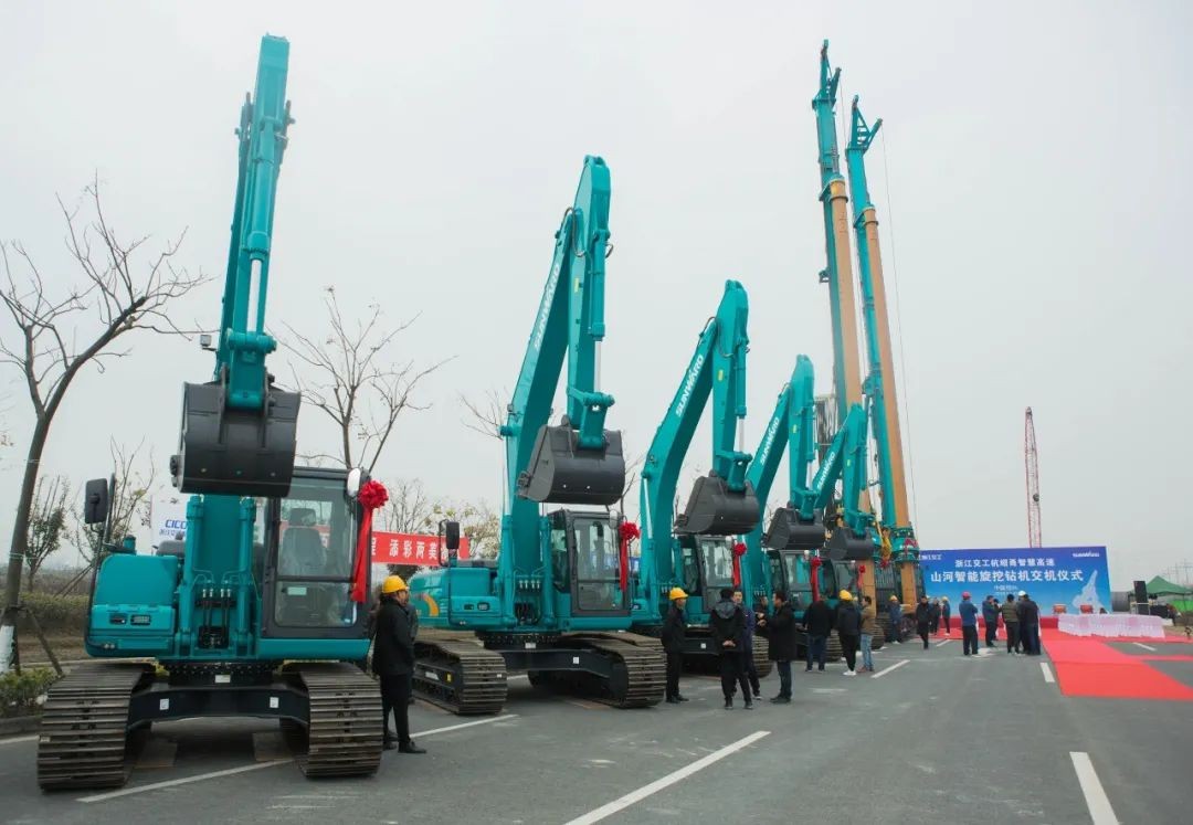 星际官网注册智能旋挖钻机全面参建中国首条智慧高速公路