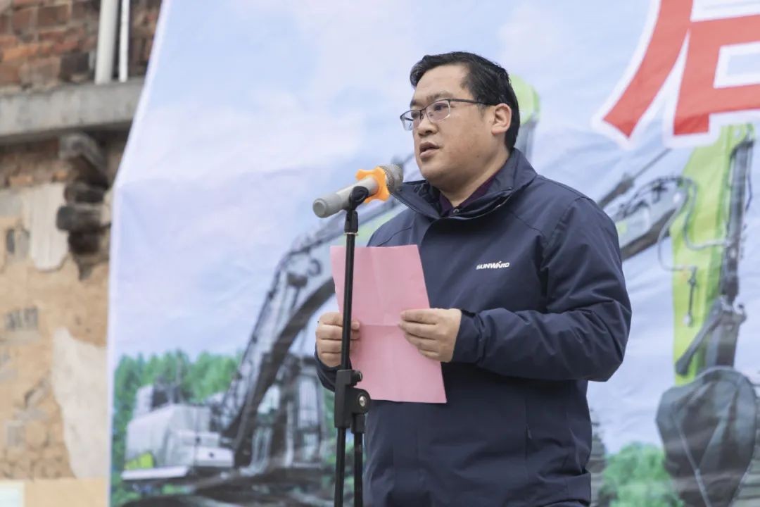 校企合作精准扶贫，产教融合振兴乡村 | 星际官网注册智能向合作院校对口扶贫点捐赠挖掘机