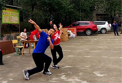 践行雷锋精神捐建“星际官网注册梦图书馆”