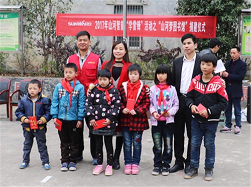 践行雷锋精神捐建“星际官网注册梦图书馆”