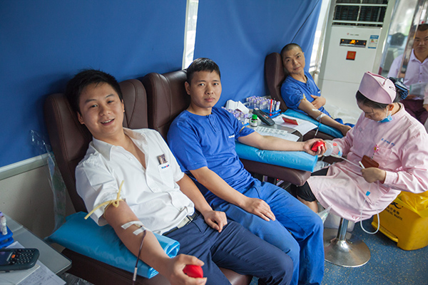 星际官网注册智能百余员工 冒雨争相献血