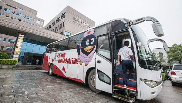 星际官网注册智能百余员工 冒雨争相献血