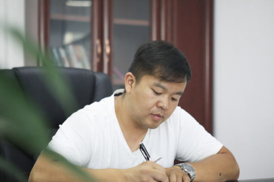 六年六台挖机 邓老板是个“星际官网注册迷”