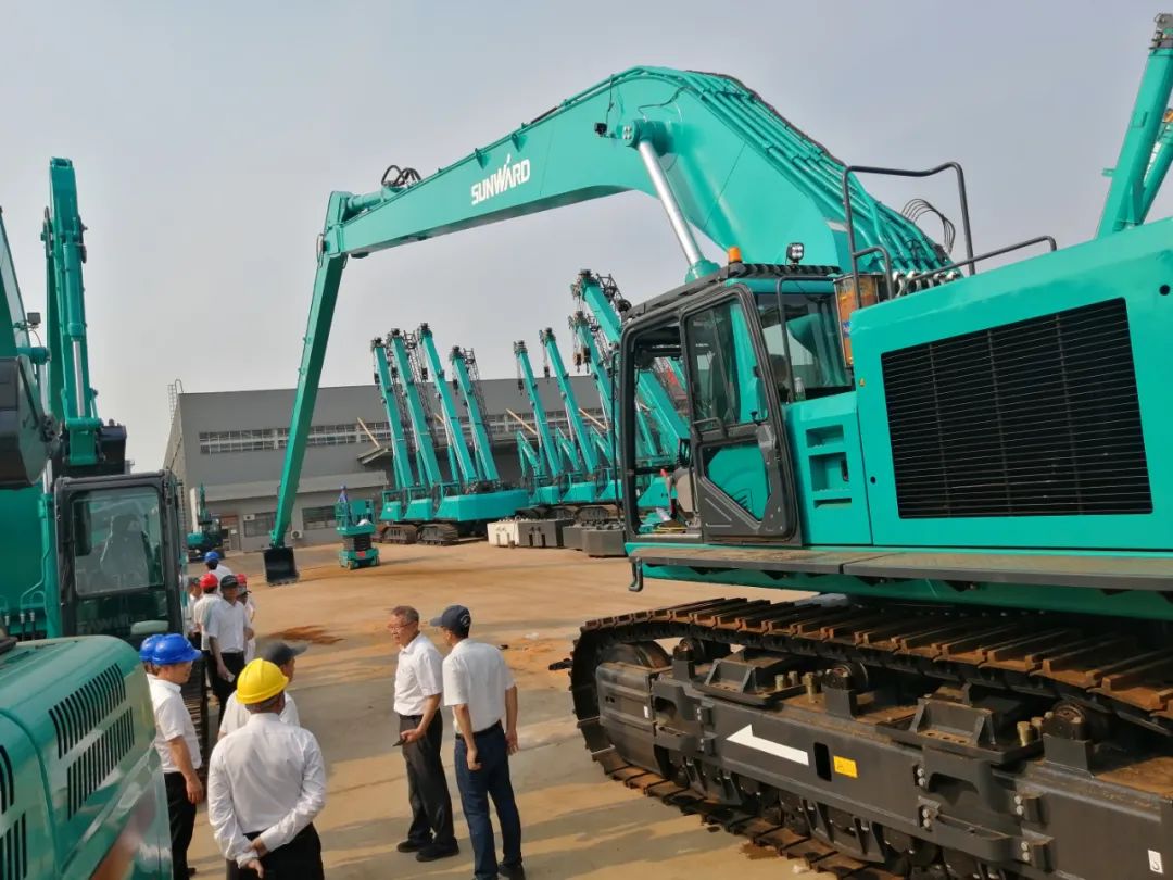 挖深全球第一！星际官网注册智能加长臂液压挖掘机SWE950ELR出口南美