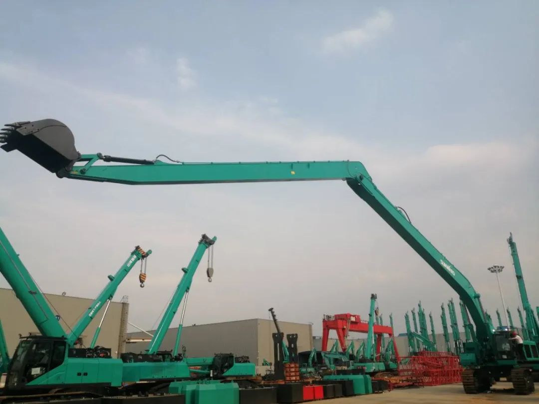 挖深全球第一！星际官网注册智能加长臂液压挖掘机SWE950ELR出口南美