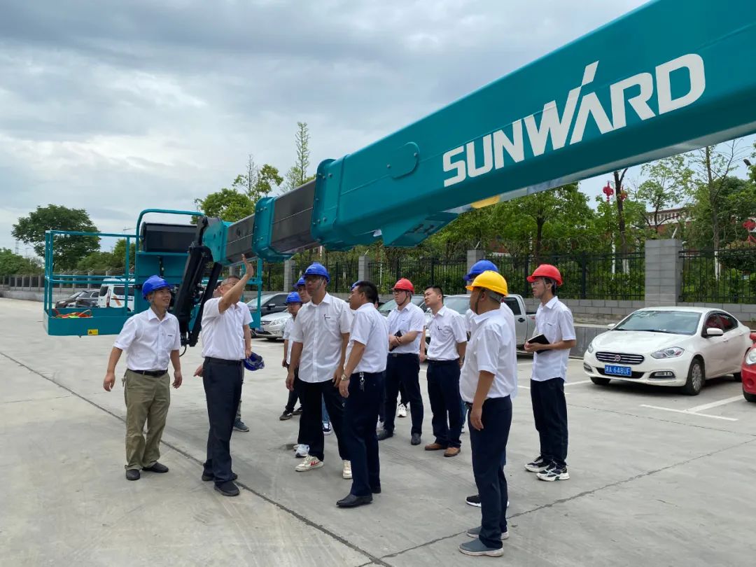 星际官网注册智能首款直臂式高空作业平台顺利通过评审