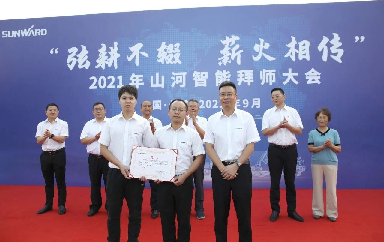 百人齐聚拜师恩 | 星际官网注册智能“传帮带”人才培养模式为公司发展积蓄力量