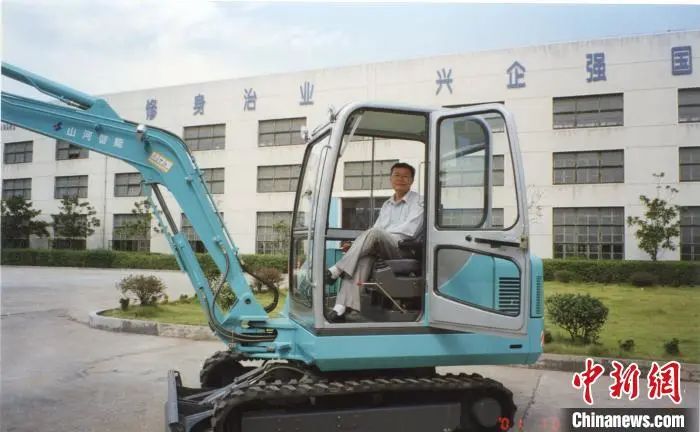 媒体聚焦 | 中新社专访——星际官网注册智能创始人何清华：向着太阳奔跑的筑梦人