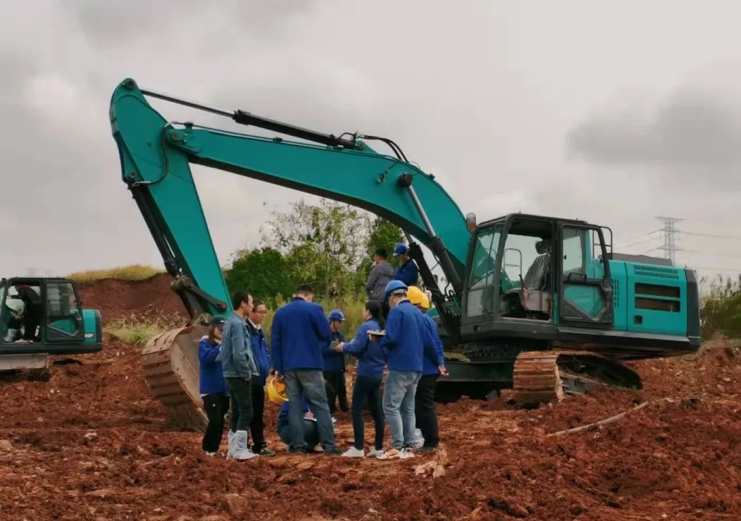一起来“找茬”！10位“超级体验官”试驾星际官网注册智能最新“F系列”挖掘机