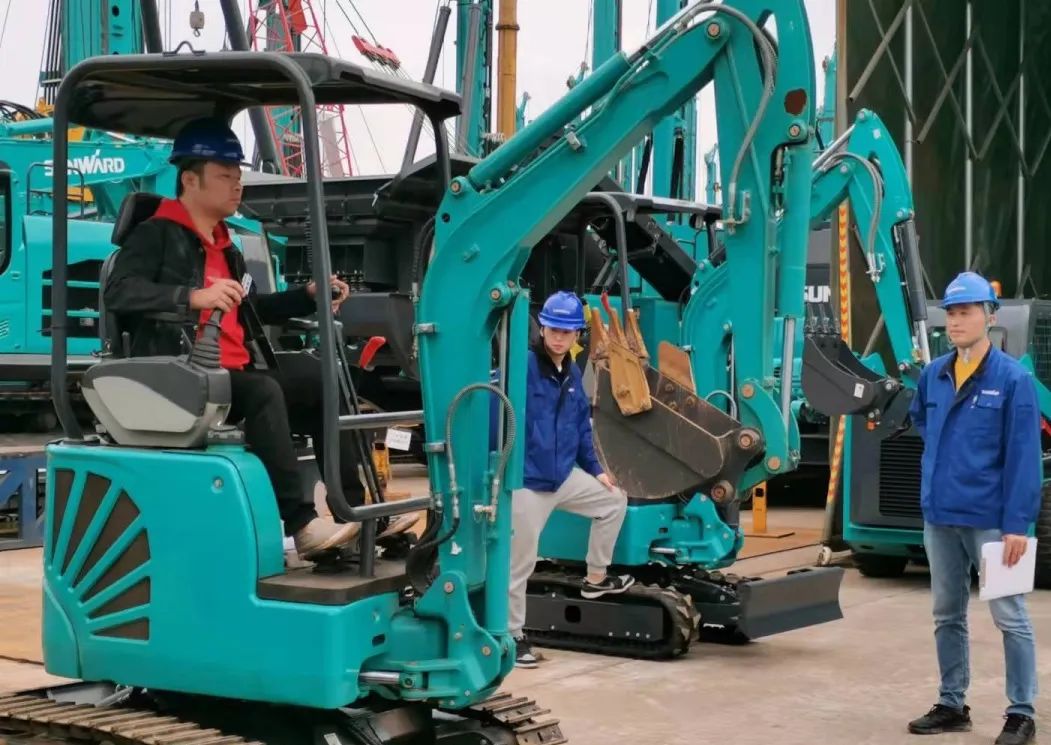 一起来“找茬”！10位“超级体验官”试驾星际官网注册智能最新“F系列”挖掘机