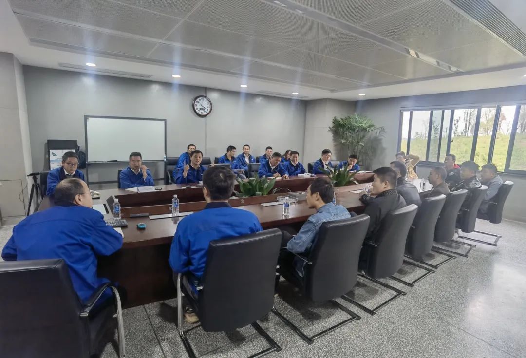 一起来“找茬”！10位“超级体验官”试驾星际官网注册智能最新“F系列”挖掘机