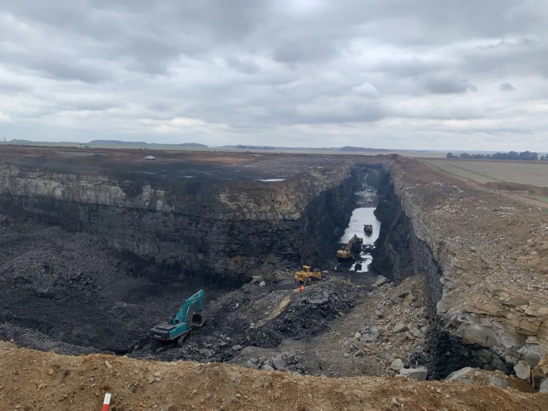 挑战矿山难题！星际官网注册智能95吨级矿用挖掘机成功进入非洲市场