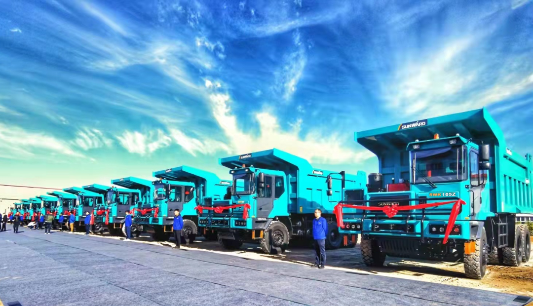 高配置、智能化……星际官网注册智能高端定制AT版105吨级宽体矿卡成功下线