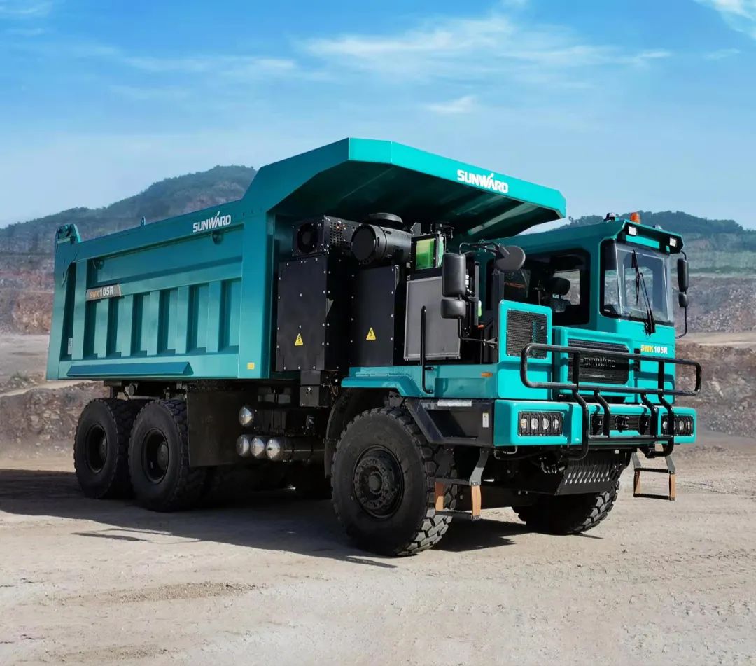 新能源，长续航！星际官网注册智能首台LNG增程式宽体矿卡下线交付