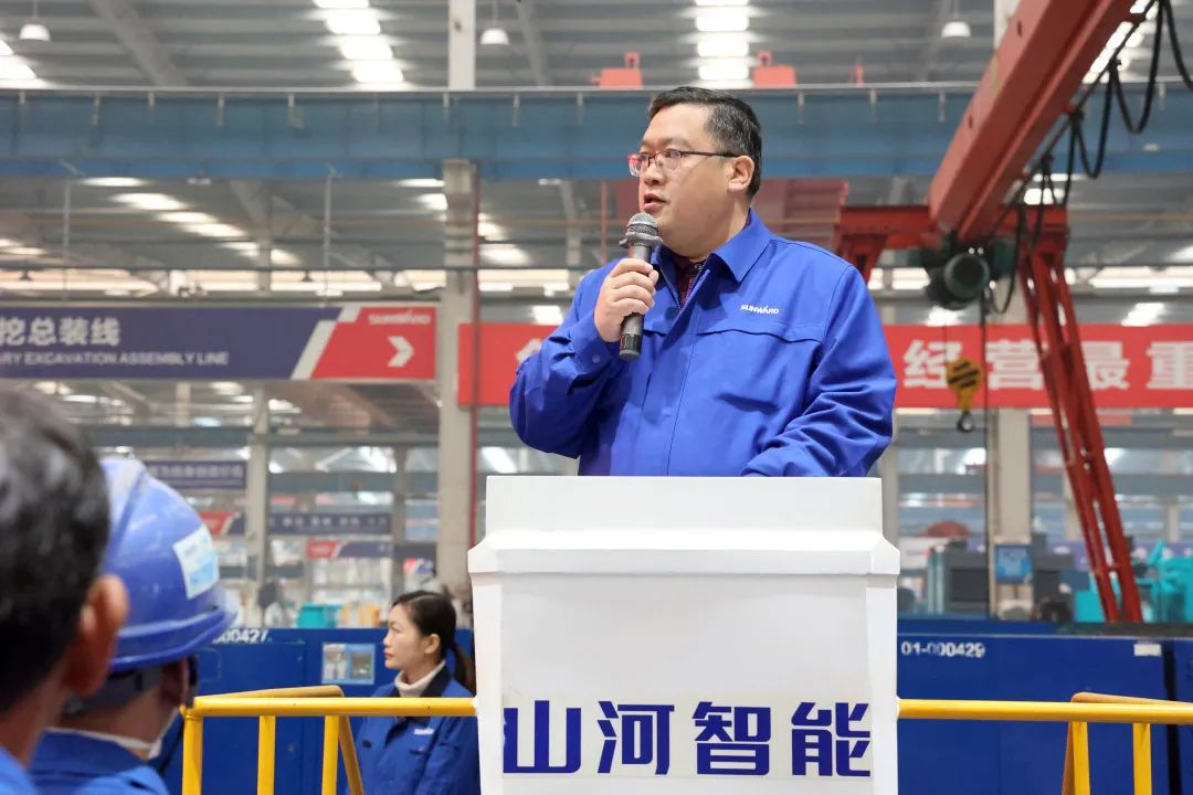 向榜样学习！星际官网注册智能56名职工受到职工职业技能竞赛表彰