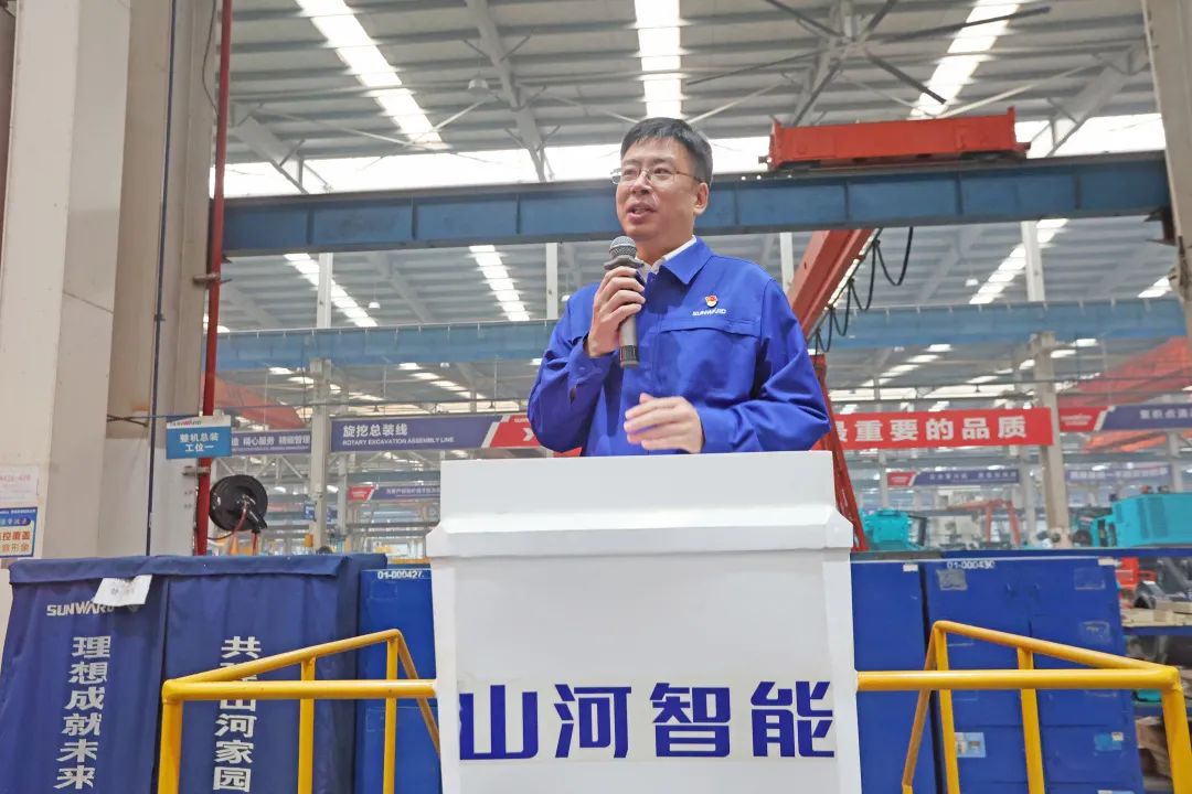 向榜样学习！星际官网注册智能56名职工受到职工职业技能竞赛表彰